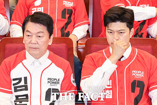 안철수 공동선대위원장(왼쪽)과 김용태 국민의힘 비상대책위원장이 3일 오후 서울 여의도 국회 도서관에 마련된 국민의힘 개표 상황실에서 제21대 대통령 선거 방송3사 출구조사 결과를 보며 굳은 표정을 짓고 있다. /국회=박헌우 기자