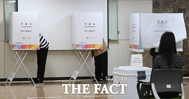 제21대 대통령 선거 날인 3일 오전 서울 강남구 국민연금공단 서울남부지역본부에 마련된 논현1동 제3투표소를 찾은 시민들이 투표를 하고 있다. /박헌우 기자