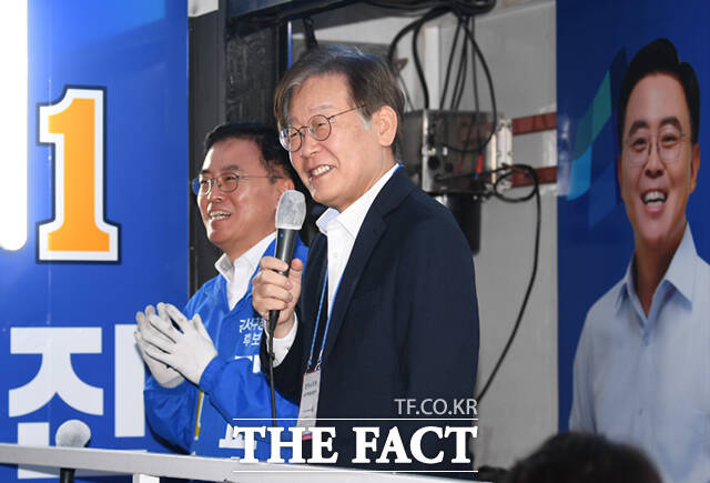 검찰을 공격 속에서 살아남으며 지지층의 결속도 더 단단해졌다. 당내 균열은 남았지만 이 당선인의 정치적 생존이 확인된 계기였다. 직후 치러진 강서구청장 보궐선거는 이 당선인의 역사에서 놓칠 수 없는 부분이기도 하다. /이새롬 기자