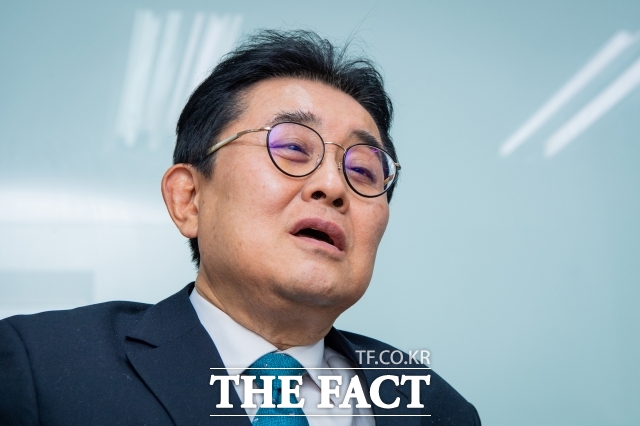 새미래민주당 전병헌 대표가 박지원 더불어민주당 의원의 이낙연 전 총리 비난에 대해 아부와 태세 전환의 달인이라는 소문, 예전엔 반신반의했는데…말년 들어선 거의 장인급이라며 김대중 대통령 팔아 이재명에 아첨하는 순간, 특히 이재명이 김대중 환생이라고 말 한 순간부터 박 의원의 말을 믿는 사람은 개딸밖에 없다고 비꼬았다. /장윤석 기자