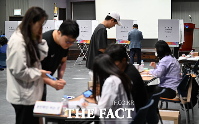 제21대 대통령 선거 날인 3일 오전 서울 용산구 중부기술교육원에 마련된 한남동 제3투표소를 찾은 시민들이 투표를 하고 있다. /장윤석 기자