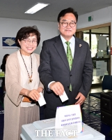  한 표 행사한 우원식 