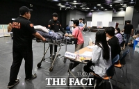  '병상 속' 소중한 한 표 행사하는 유권자 [TF포착]