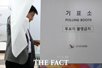  제21대 대선 '한 표 행사하는 박강수 마포구청장' [포토]
