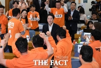  애써 웃어 보인 이준석 