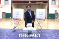  이동환 경기 고양시장, 고양 일산은행초교 투표소서 '한 표' 행사