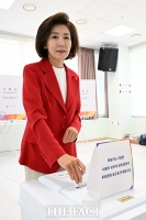  '제21대 대선' 이른 아침 투표하는 나경원 [TF사진관]