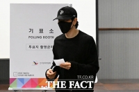  박효신 '올블랙 투표 패션' [TF사진관]