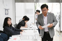  기표소 향하는 박강수 마포구청장 [포토]