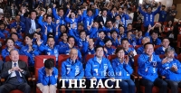  이재명 51.7% 김문수 39.3%, 출구조사 발표 뒤 환호하는 민주당 [TF사진관]