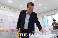  투표하는 윤석열 전 대통령 [포토]
