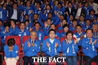  '이재명 51.7%' 출구조사 발표 후 기뻐하는 더불어민주당 [포토]