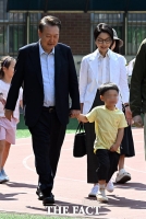  미소 지으며 투표소 향하는 윤석열 전 대통령과 김건희 여사 [포토]