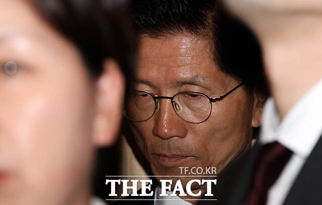 김문수 국민의힘 대선 후보가 4일 오전 서울 여의도 국민의힘 중앙당사에서 제21대 대통령선거 결과에 대한 승복 입장을 밝힌 뒤 당사를 나서고 있다. /박헌우 기자