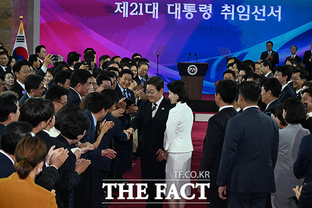 이재명 대통령과 김혜경 여사가 4일 오전 11시 서울 여의도 국회 로텐더홀에서 열리는 ‘취임선서’를 하기 위해 입장하고 있다. /국회사진기자단