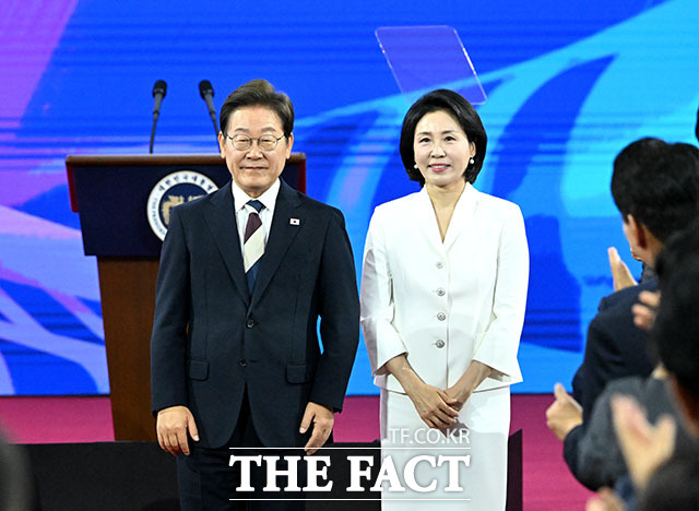 이재명 대통령과 김혜경 여사가 4일 오전 11시 서울 여의도 국회 로텐더홀에서 열리는 ‘취임선서’에 참석해 인사를 하고 있다. /국회사진기자단