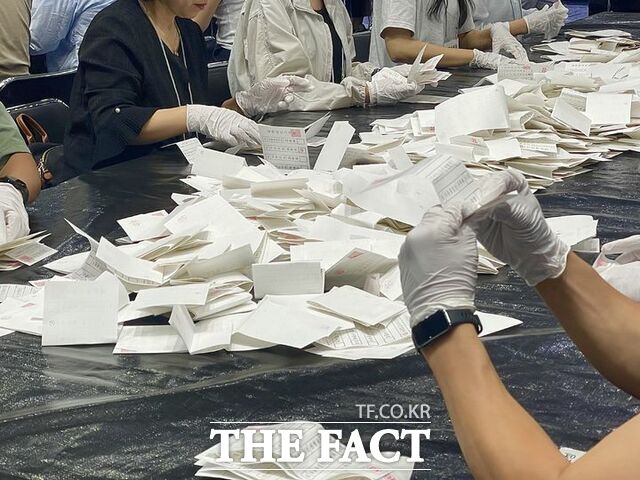 3일 대구 북구 대구시민운동장에 마련된 제21대 대통령선거 개표장에서 개표사무원들이 투표지를 분류하고 있다. /뉴시스