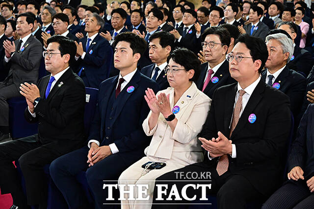 이 대통령의 승리는 단순한 득표 수 이상의 의미를 갖는다. 사법 리스크와 집중된 네거티브 공세 속에서도 유권자 절반에 가까운 선택을 이끌어냈다는 점에서 리더십과 메시지 전략이 효과적이었다는 평가다. 박찬대 더불어민주당 상임총괄선거대책위원장과 김용태 국민의힘 비상대책위원장, 김선민 조국혁신당 대표 권한대행, 천하람 개혁신당 원내대표(왼쪽부터)가 4일 오전 11시 서울 여의도 국회 로텐더홀에서 열린 취임선서에 참석하고 있다. /국회=배정한 기자