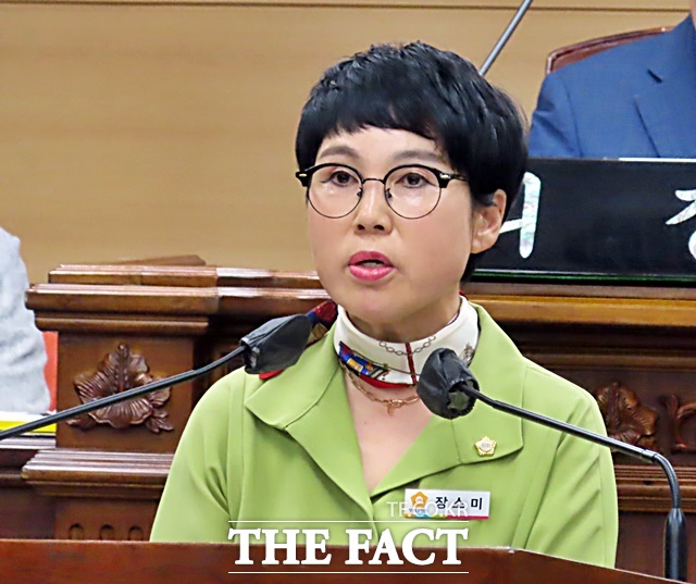 장소미 의원이 4일 부여군의회 제292회 정례회 제1차 본회의에서 5분 자유발언을 하고 있다. /김형중 기자