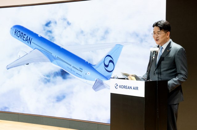 조원태 한진그룹 회장이 도널드 트럼프 미국 대통령의 관세 정책에 따른 글로벌 불확실성 문제가 해결돼 예측 가능한 사업환경이 조성되기를 희망한다고 밝혔다. 조 회장이 지난 3월 신규 CI를 공개한 행사를 진행하며 취재진 질문에 답변하는 모습. /대한항공