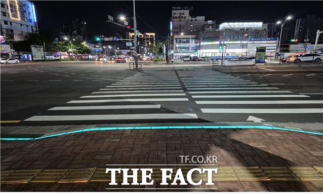 횡단보도 바닥에 설치된 녹색 잔여 시간 표시장치./인천시