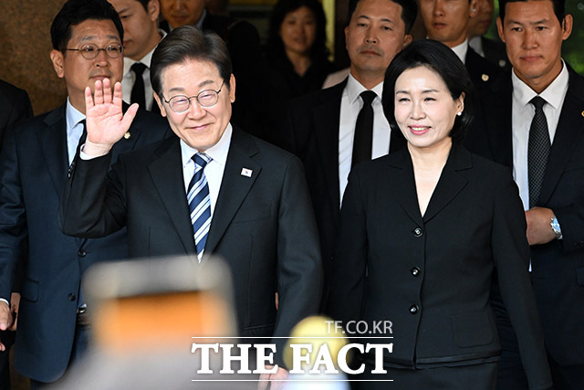 김혜경 여사(오른쪽)와 첫 출근하는 이 대통령.