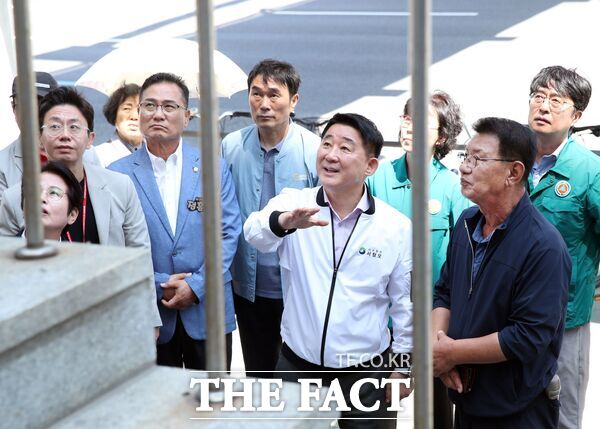 서철모 대전 서구청장이 4일 가수원동 은아아파트 일원을 방문해 공용 보행통로 2개소를 확인하고 지역 주민들과 소통했다. /대전 서구