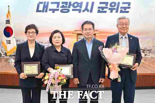 대구시 군위군은 환경의 날을 맞아 4일 지역 환경 보전에 앞장서 온 자연보호 중앙연맹 군위군협의회 박종수 씨, 자연사랑연합 군위지회 문진영 씨, 환경실천연합회 군위군지회 안창분 씨 등 3명을 환경유공자로 표창했다. 이들은 지속적인 지역 밀착형 활동을 통해 실질적인 환경 개선으로 이어졌다는 평가를 받고 있다. /군위군