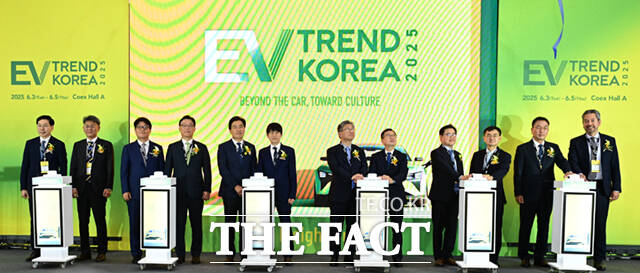국내 대표 전기차 전시회 EV트렌드코리아 2025 개막식이 4일 서울 강남구 코엑스에서 열린 가운데, 내빈들이 기념촬영하고 있다.