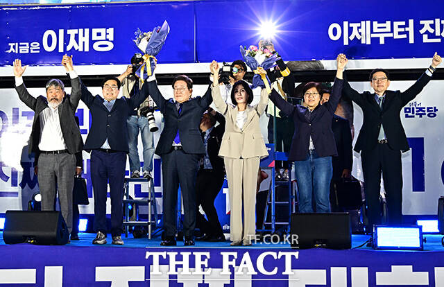 제21대 대통령 당선이 확실시 되는 이재명 더불어민주당 대선 후보가 4일 서울 여의도 국회 정문 앞에 마련된 개표방송 야외무대에서 인사를 하고 있다. /국회=배정한 기자