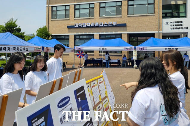목원대 대학일자리플러스본부 앞 광장에서 열린 ‘청년고용정책 탐구생활’ 행사에서 재학생들이 진로·취업지원 프로그램 안내 등을 살펴보고 있다. /목원대
