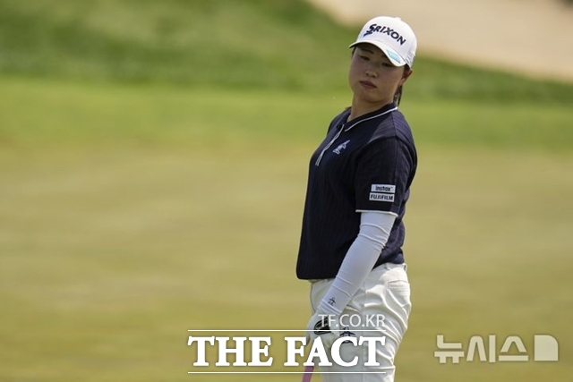 최근 일본의 강세를 이끌고 있는 루키 다케다 리오가 마지막 날 5번홀에서 퍼팅을 한 뒤 공을 바라보고 있다./AP.뉴시스