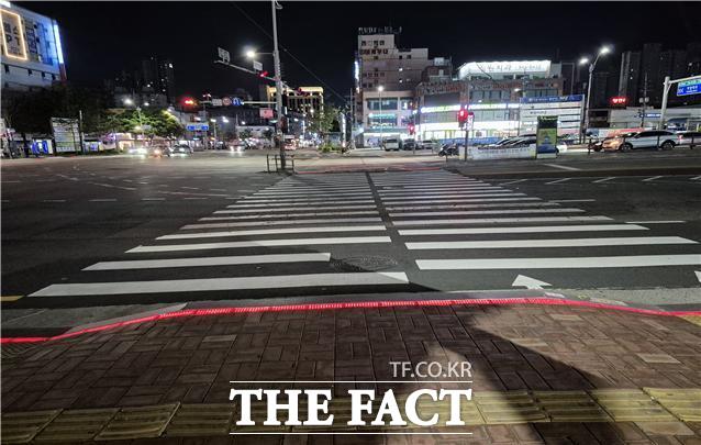 횡단보도 바닥에 설치된 적색 잔여 시간 표시장치. /인천시