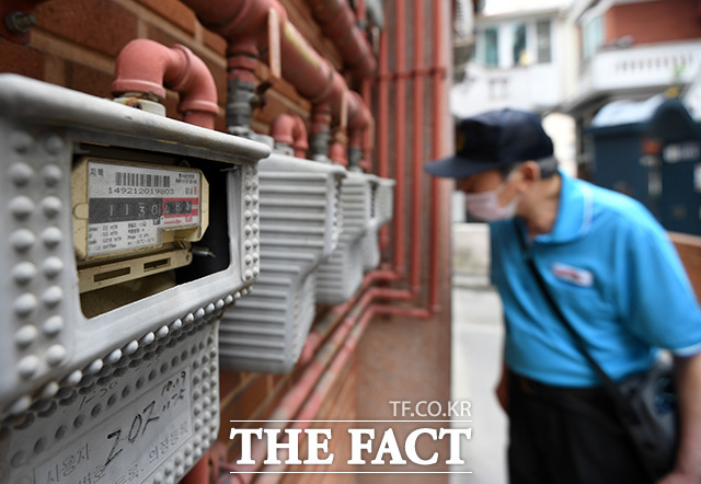 산업통상자원부는 오는 9일부터 12월 31일까지 전국 읍·면·동 행정복지센터와 복지로 홈페이지에서 올해 에너지바우처 사업의 신청을 접수한다. /더팩트 DB