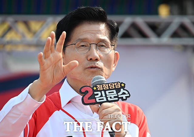 김문수 국민의힘 대선 후보가 제21대 대선 사전투표 첫날인 29일 오후 경기 안산시 안산문화광장에서 열린 유세에서 지지를 호소하는 모습. /박헌우 기자