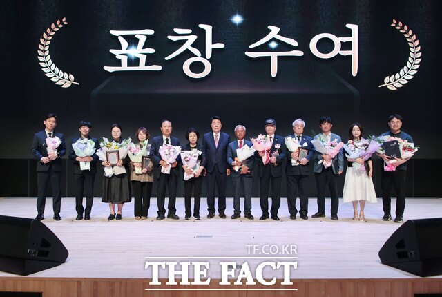 당진시는 2일 시청 대강당에서 제22회 세계 헌혈자의 날을 기념해 헌혈 유공자를 표창했다. /당진시