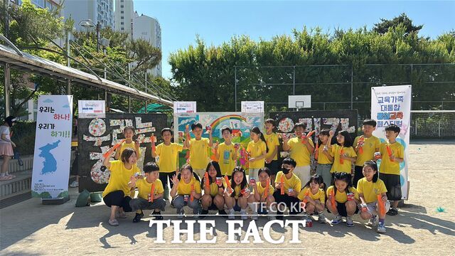 4일 대전하기초등학교에서 남북한 상호이해 페스티벌을 진행하는 학생들이 기념촬영을 하고 있다. /대전시교육청