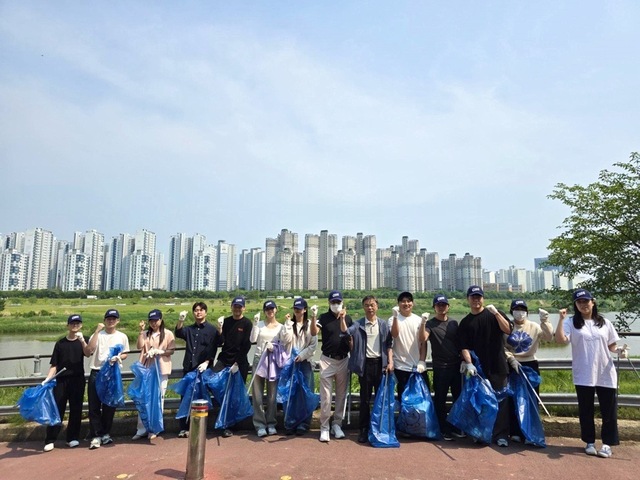 지난달 26일 오비맥주 광주공장 직원들이 세계 환경의 날을 기념해 광주시민의 숲 환경정화 활동을 벌이고 있다. /오비맥주