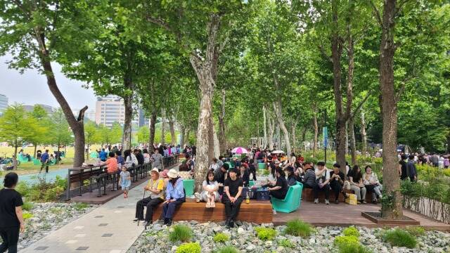 지난달 22일 개막 후 2주째를 맞은 2025 서울국제정원박람회가 시민과 관광객들에게 볼거리·즐길거리를 제공해 서울의 매력을 알리는 것은 물론 주변 상권으로 관람객의 소비활동이 이어지면서 지역경제에도 긍정적 활력을 불어넣고 있는 것으로 나타났다. /서울시