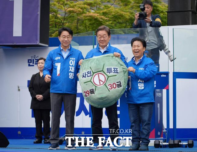 이재명 대통령이 지난 5월 24일 시흥시 배곧동에서 거북이등 모양 사전투표 홍보물을 들고 조정식(왼쪽·시흥을)·문정복(시흥갑) 민주당 국회의원과 함께 지지를 호소하고 있다. /문정복 의원 페이스북 갈무리