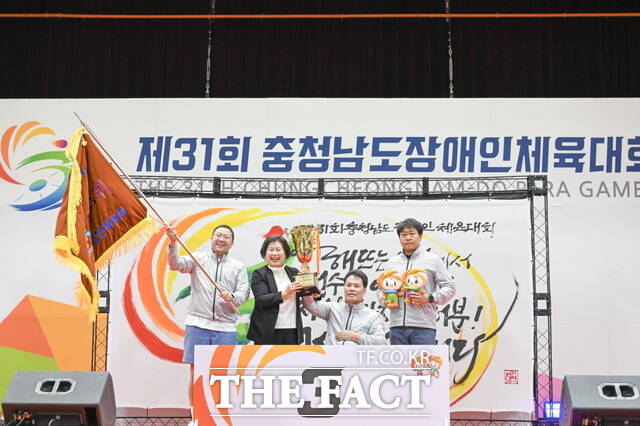 제31회 충청남도 장애인체육대회 종합 3위 수상 사진./아산시