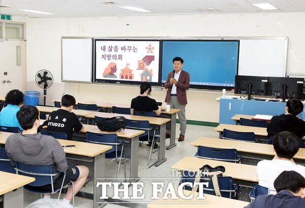 김동수 대전 유성구의회 의장이 4일 내 삶을 바꾸는 지방의회란 주제로 배재대학교 학생을 대상으로 특별 강연을 진행했다./유성구의회