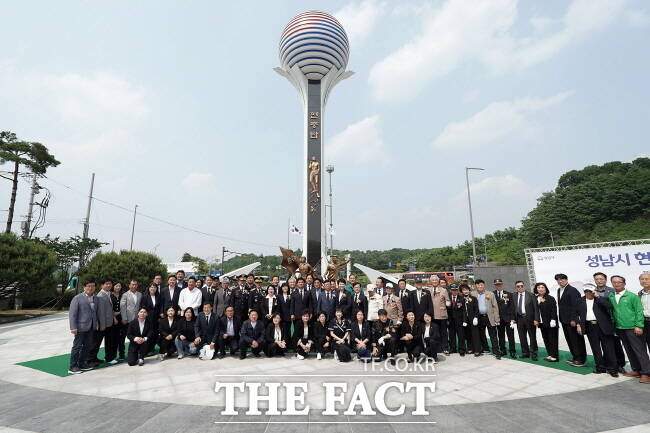 지난달 27일 성남시청 공원에 새로 건립한 현충탑 제막식 모습./성남시