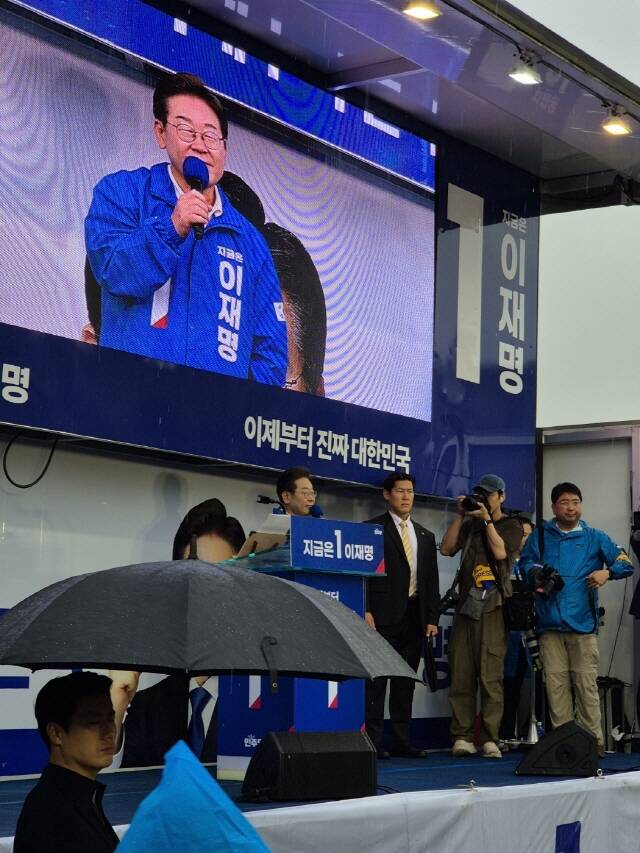 지난 5월 15일 비가오는 가운데 광양시를 찾아 선거운동을 하고 있다/더팩트