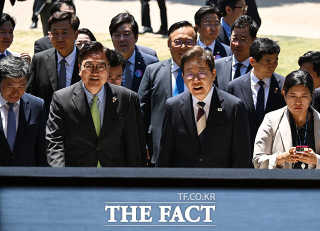 사랑재로 들어서는 우원식 국회의장과 이재명 대통령.