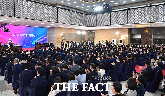 국회에서 열린 제21대 대통령의 취임선서.