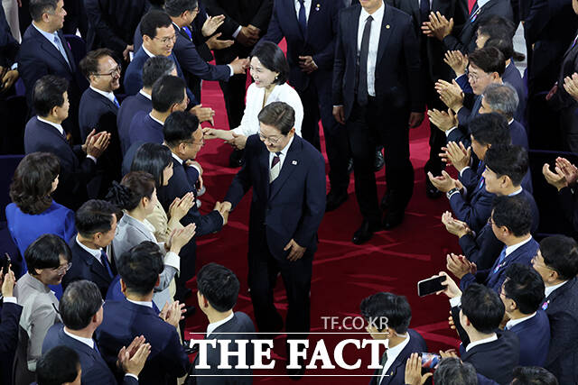 이재명 대통령과 김혜경 여사가 4일 국회 로텐더홀에서 열린 취임선서에서 의원들과 악수하고 있다. /국회사진기자단