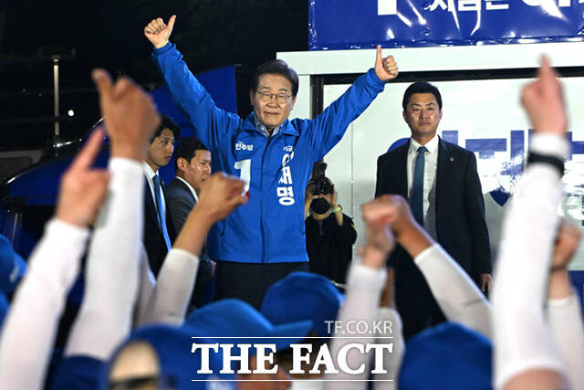 3일 제21대 대통령 선거에서 이재명 더불어민주당 대선 후보의 당선이 확실시된 가운데 진성준 민주당 선거대책위원회 정책본부장이 당선 직후 추경부터 편성할 것이라고 밝혔다. 이 후보가 2일 서울 영등포구 여의도공원에서 피날레 유세를 하는 모습. /배정한 기자