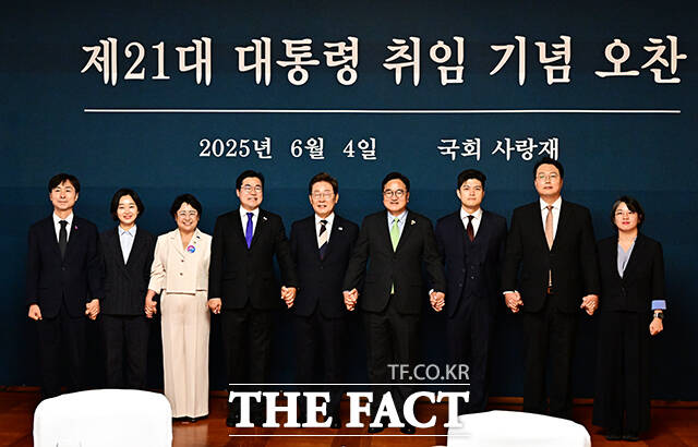 기념사진 촬영하는 참석자들. 왼쪽부터 한창민 사회민주당 대표, 김재연 진보당 대표, 김선민 조국혁신당 대표 권한대행, 박찬대 더불어민주당 원내대표, 이 대통령, 우 의장, 김용태 국민의힘 비대위원장, 천하람 대표 권한대행 겸 원내대표, 용혜인 기본소득당 대표.