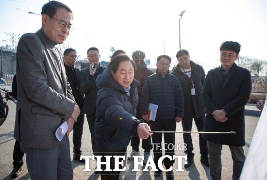 지난해 1월 주광덕 남양주시장(앞줄 왼쪽 2번째)이 국토교통부 대도시권광역교통위원회 관계자들과 함께 미금로 병목구간 확장공사 현장을 점검하고 있다./남양주시